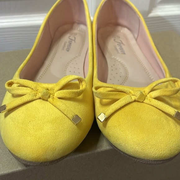 Forever comfort size 8 1/2 gold yellow suede finish flats - Picture 5 of 5
